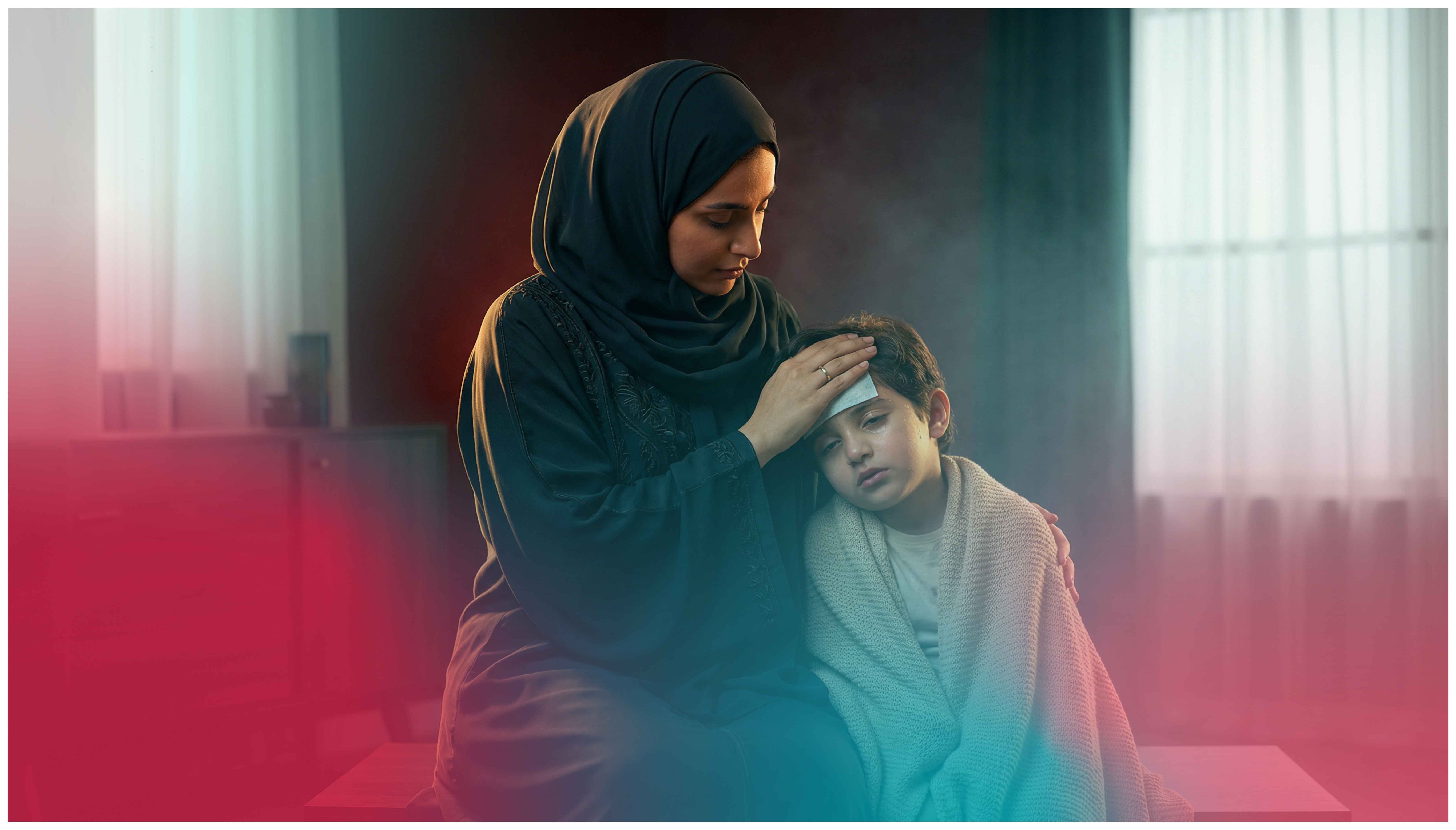 أم تقيس درجة حرارة طفلها باستخدام ميزان حرارة منزلي