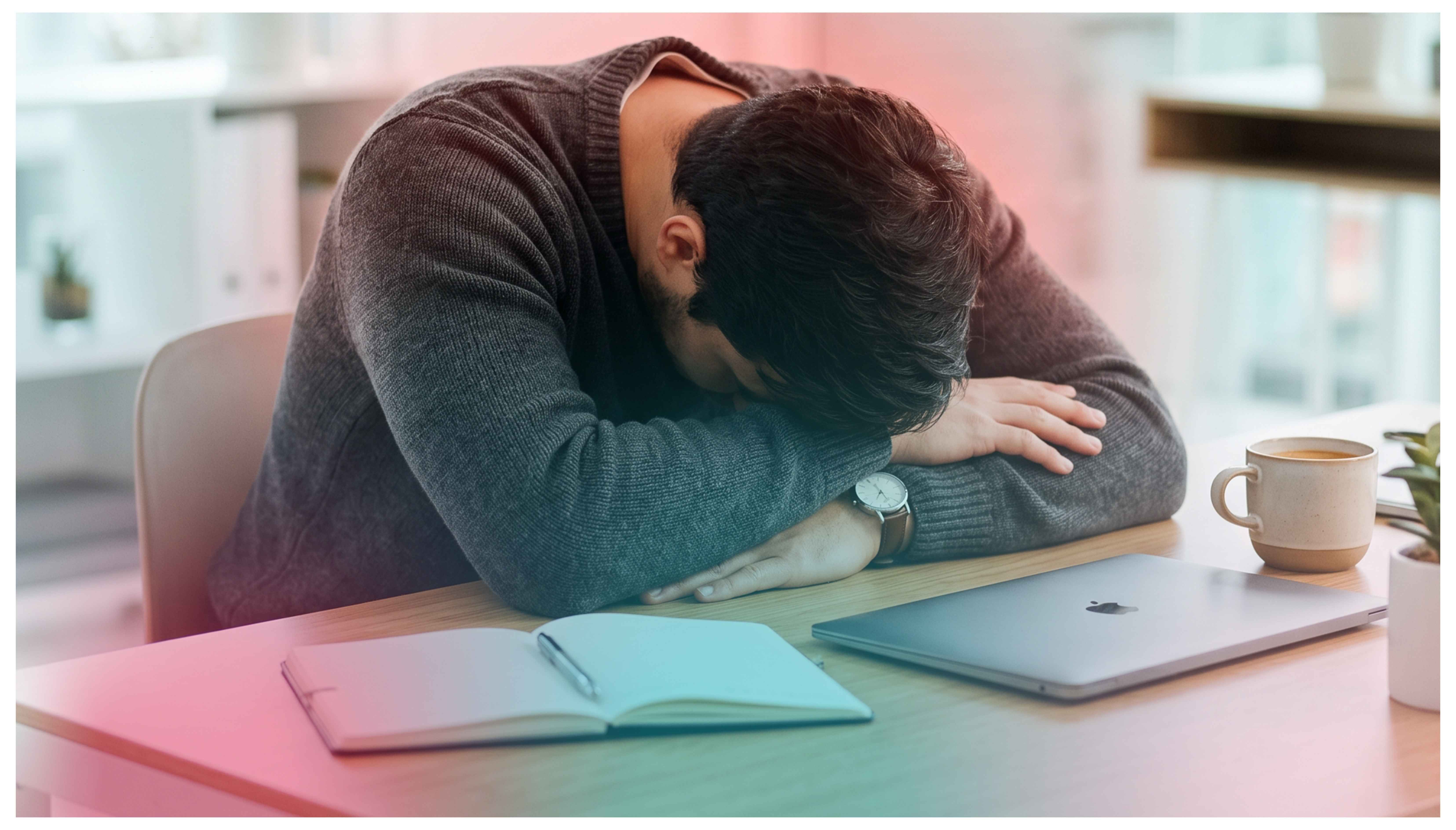 رجل متعب يضع رأسه على المكتب من الإرهاق المستمر صيدلية جين